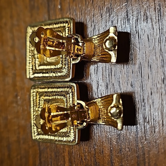 💕ST. JOHN💕 Square Shape Clip On Earrings ~ Gold with Ivory Enamel NWOT - Picture 7 of 9
